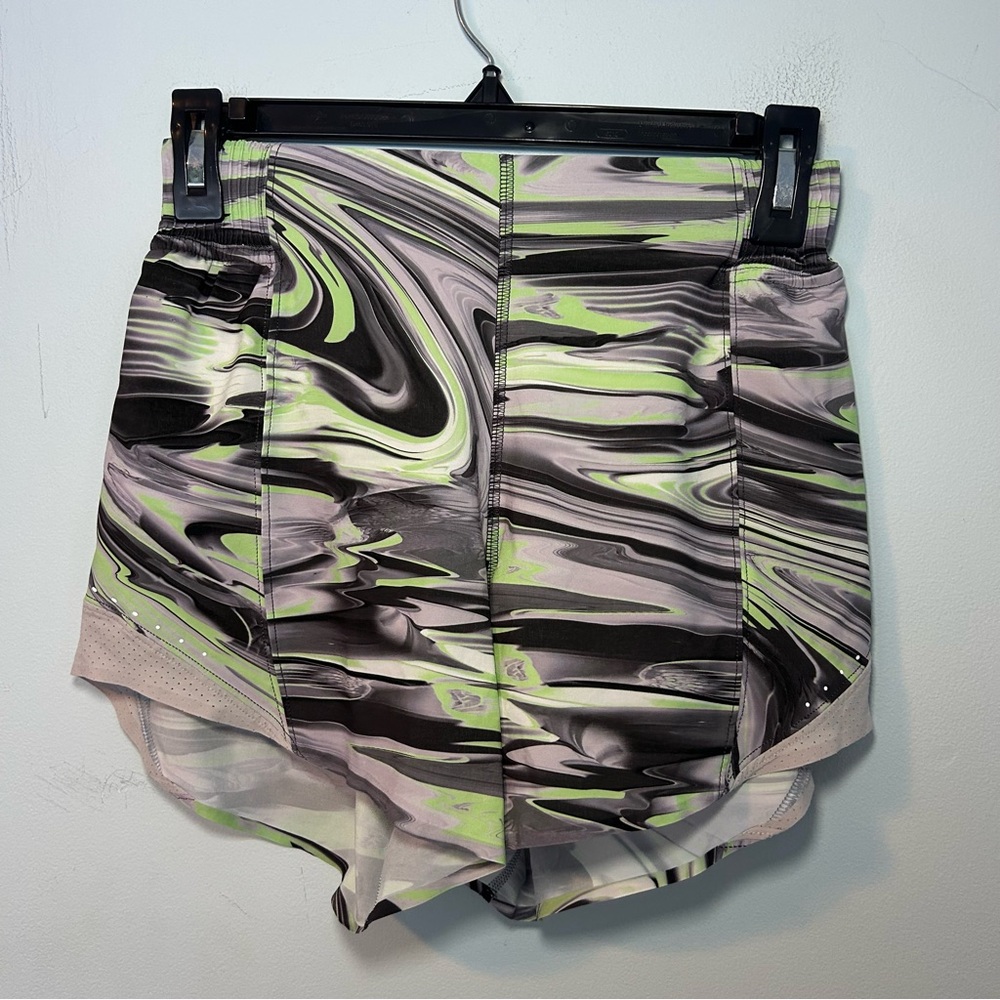 Lululemon Paint Glide Warp Multi/Chrome Hotty Hot Shorts Size 2